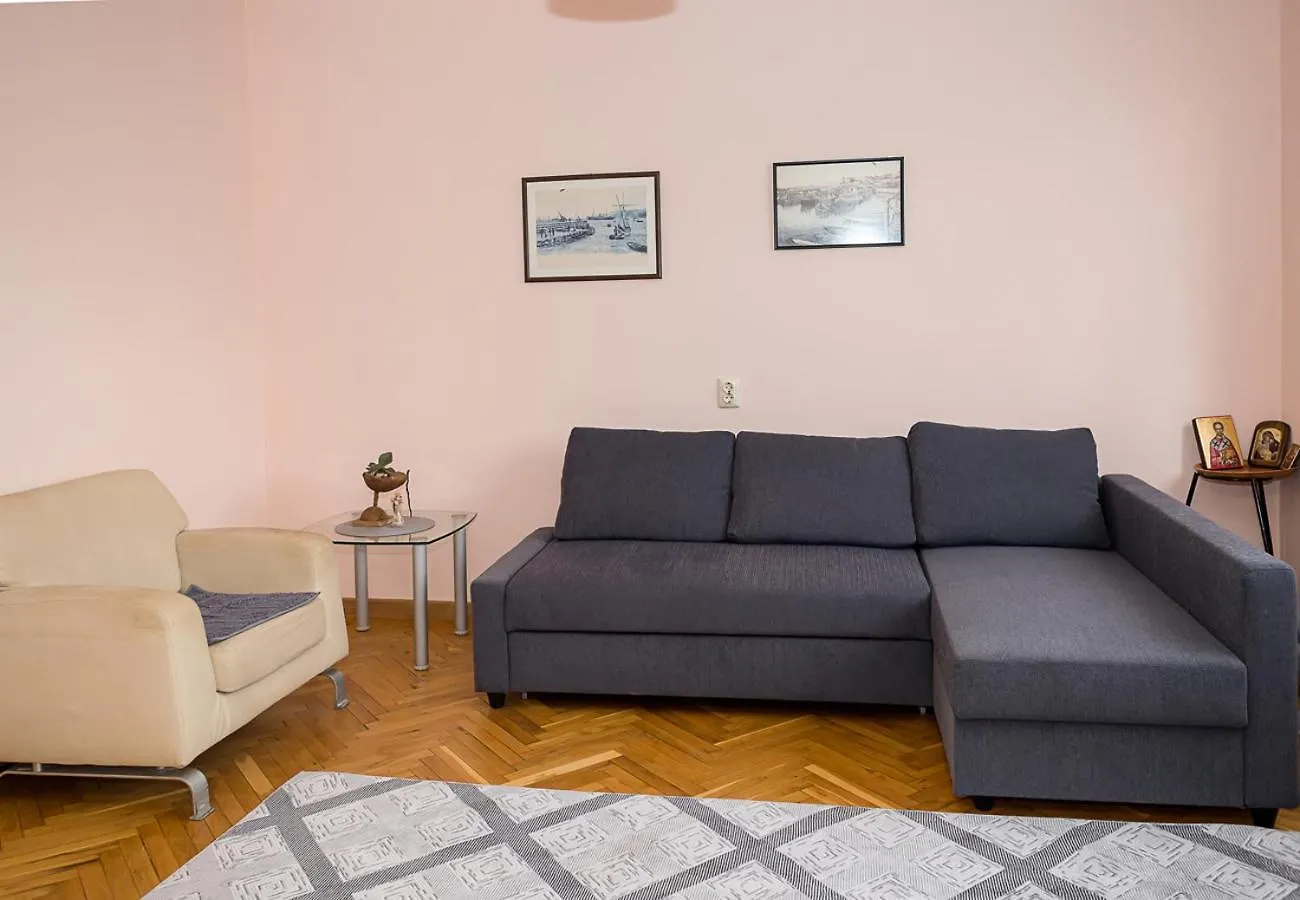 アパート Two Bedroom Retreat I Near Municipality ヴァルナ