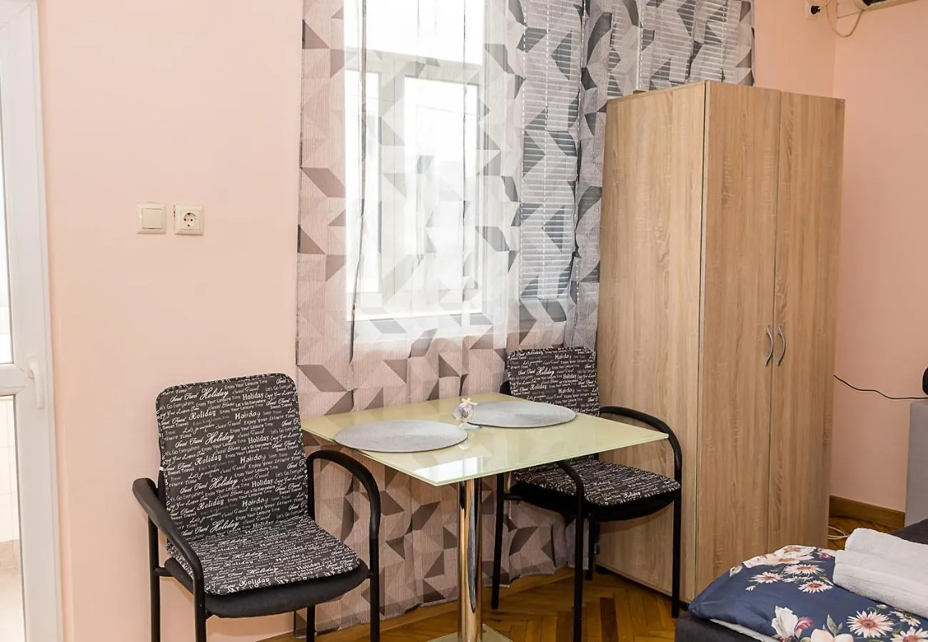 Two Bedroom Retreat I Near Municipality ヴァルナ
